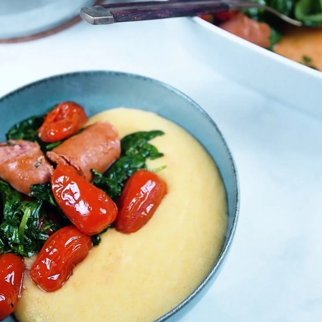 HET SALSICCIA MED KRÄMIG POLENTA & UGNSBAKADE TOMATER