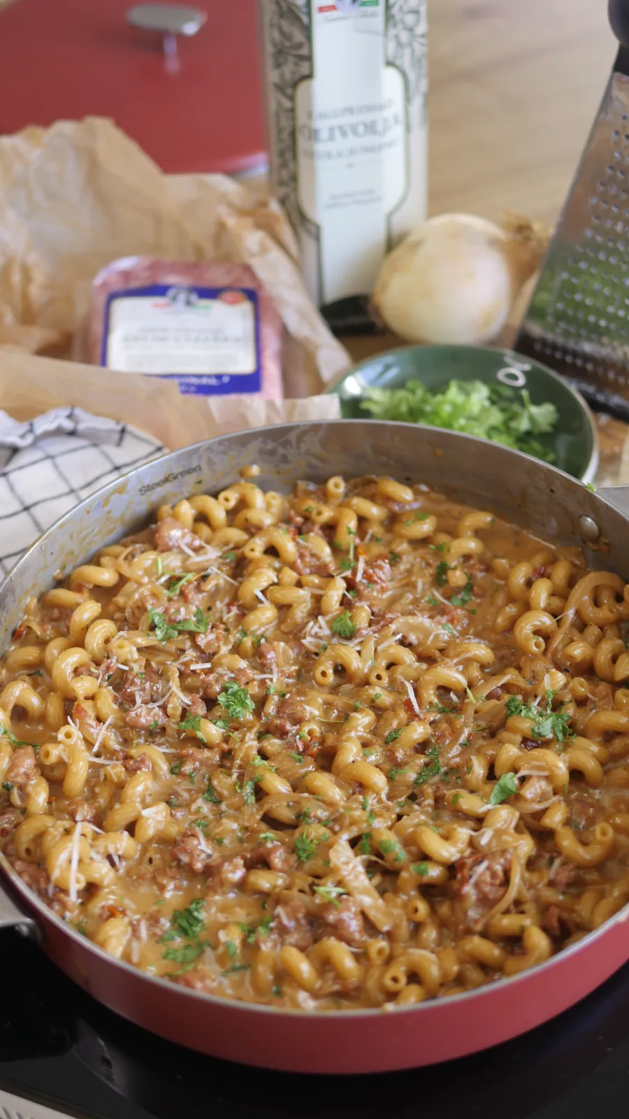 KRÄMIG PASTA MED KARAMELLISERAD LÖK OCH SALSICCIA