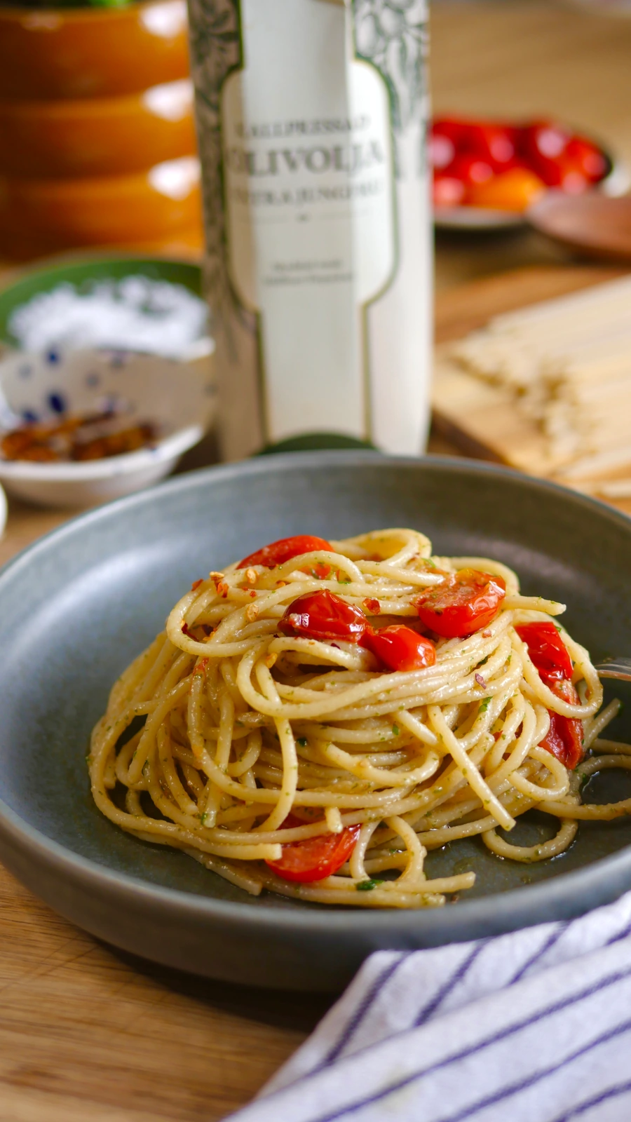 SPAGHETTI AGLIO E OLIO MED SMÅ TOMATER