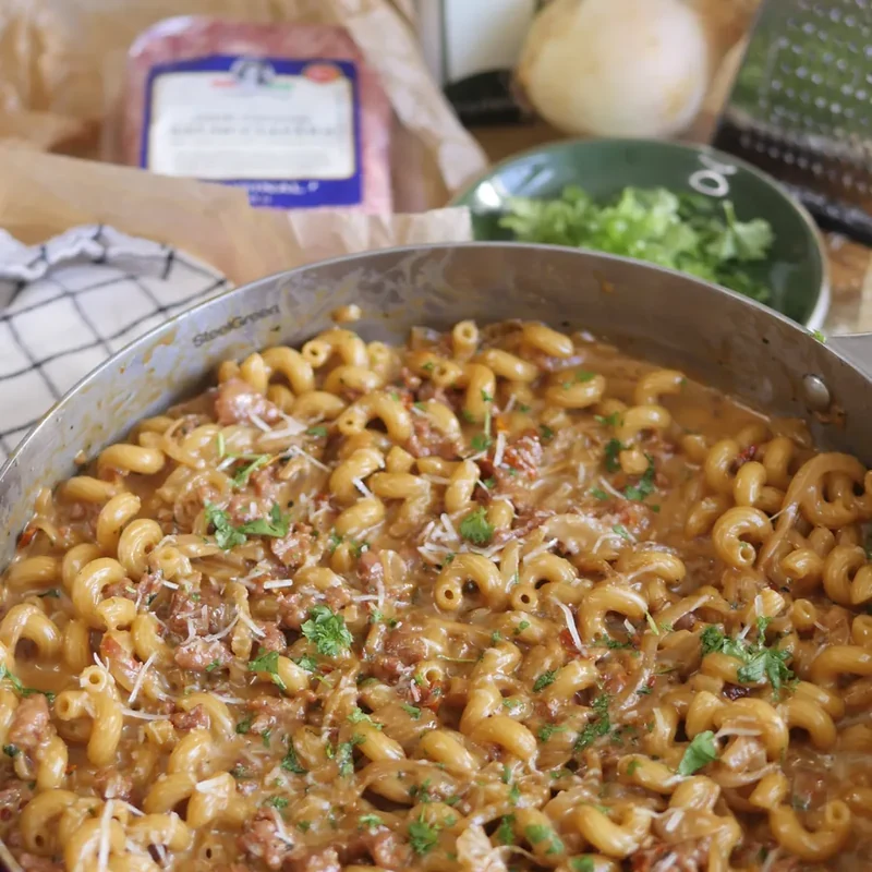 KRÄMIG PASTA MED KARAMELLISERAD LÖK OCH SALSICCIA