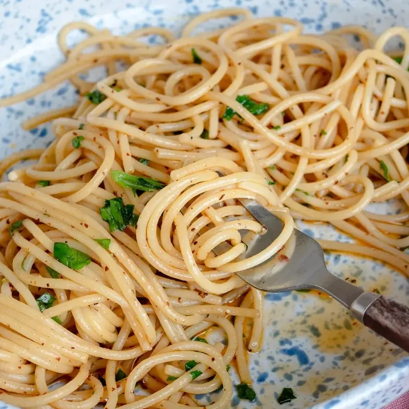 SPAGHETTI AGLIO, OLIO E ALICI