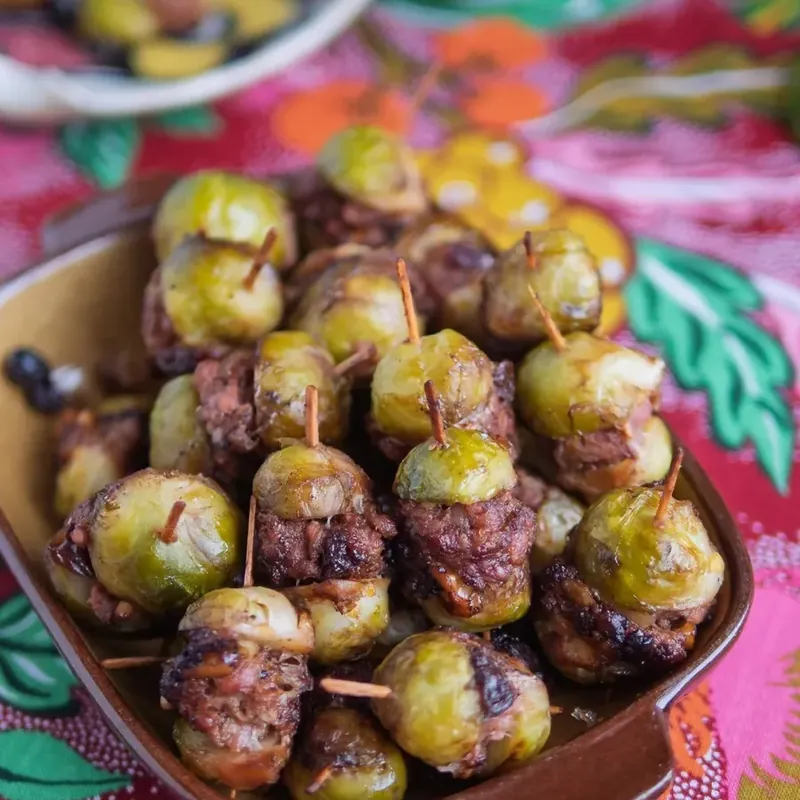 BRYSSELKÅL MED SALSICCIA, VALNÖTTER OCH BALSAMICO