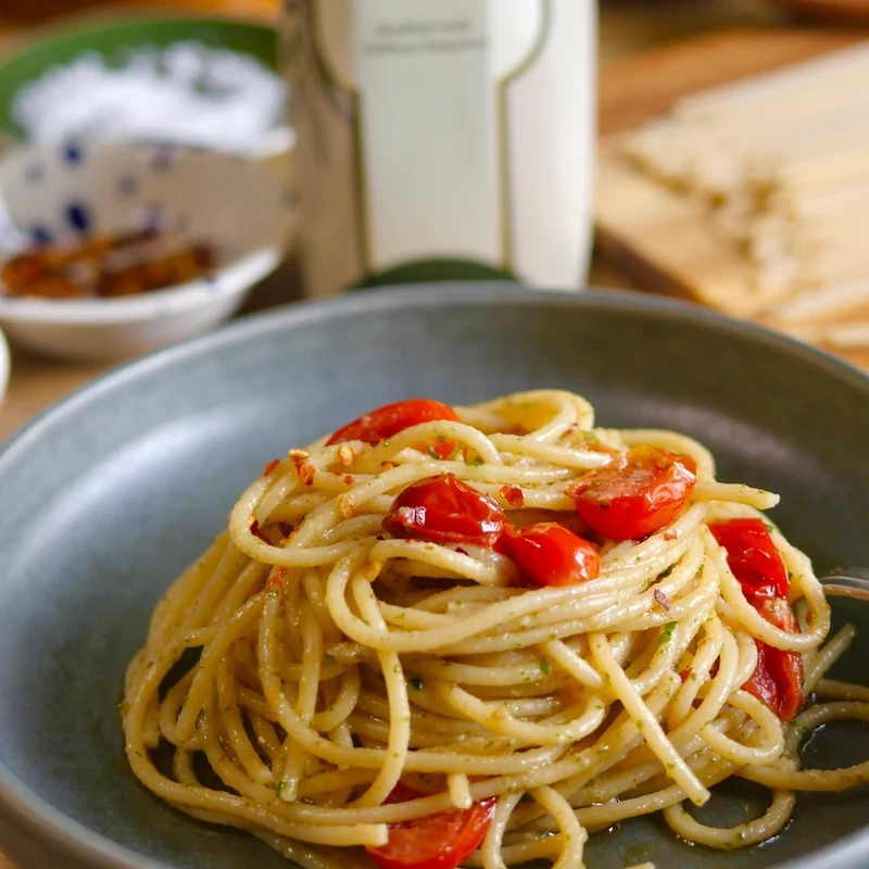 SPAGHETTI AGLIO E OLIO MED SMÅ TOMATER