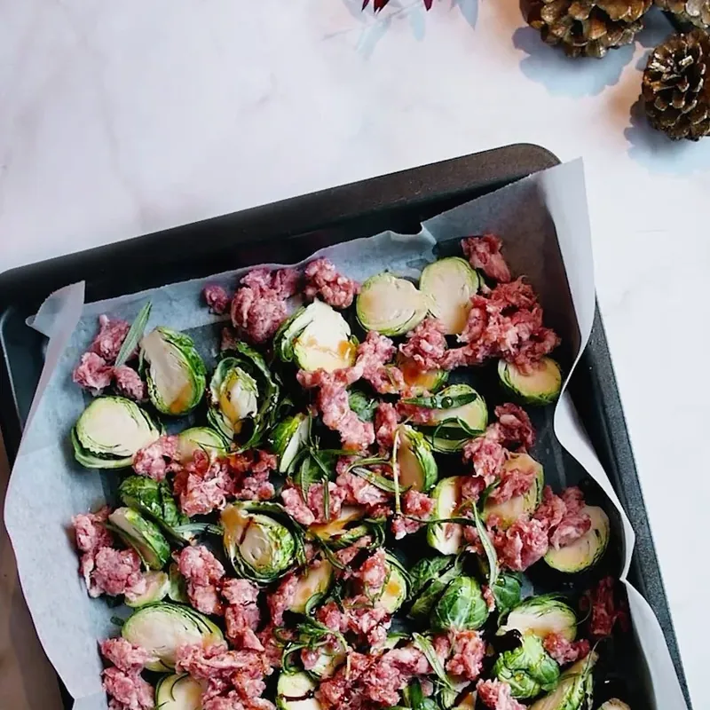 SALSICCIA MED HONUNGSROSTAD BRYSSELKÅL