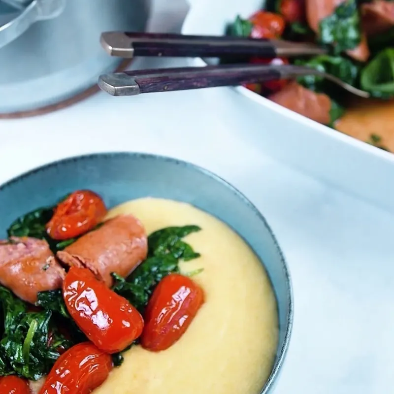 HET SALSICCIA MED KRÄMIG POLENTA & UGNSBAKADE TOMATER